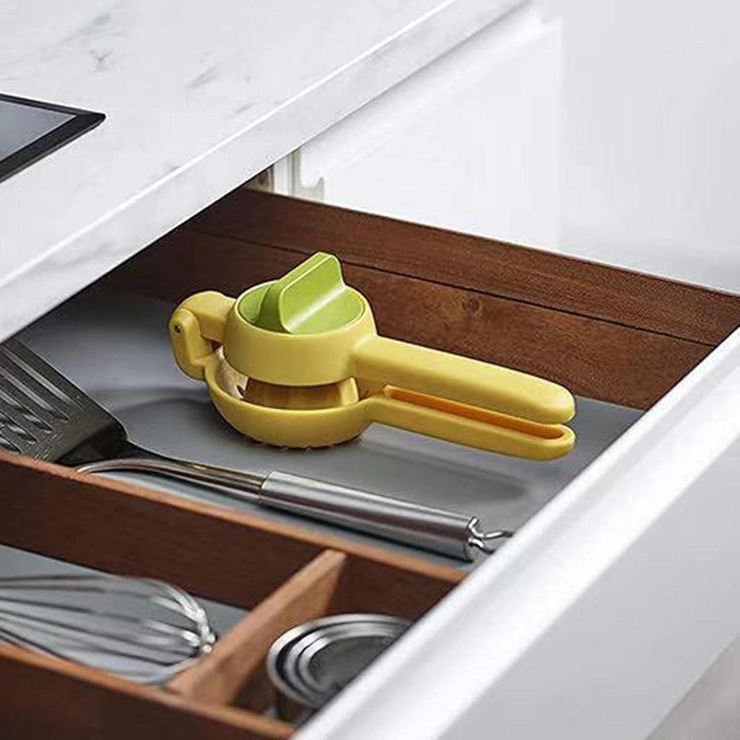 Manual juicer