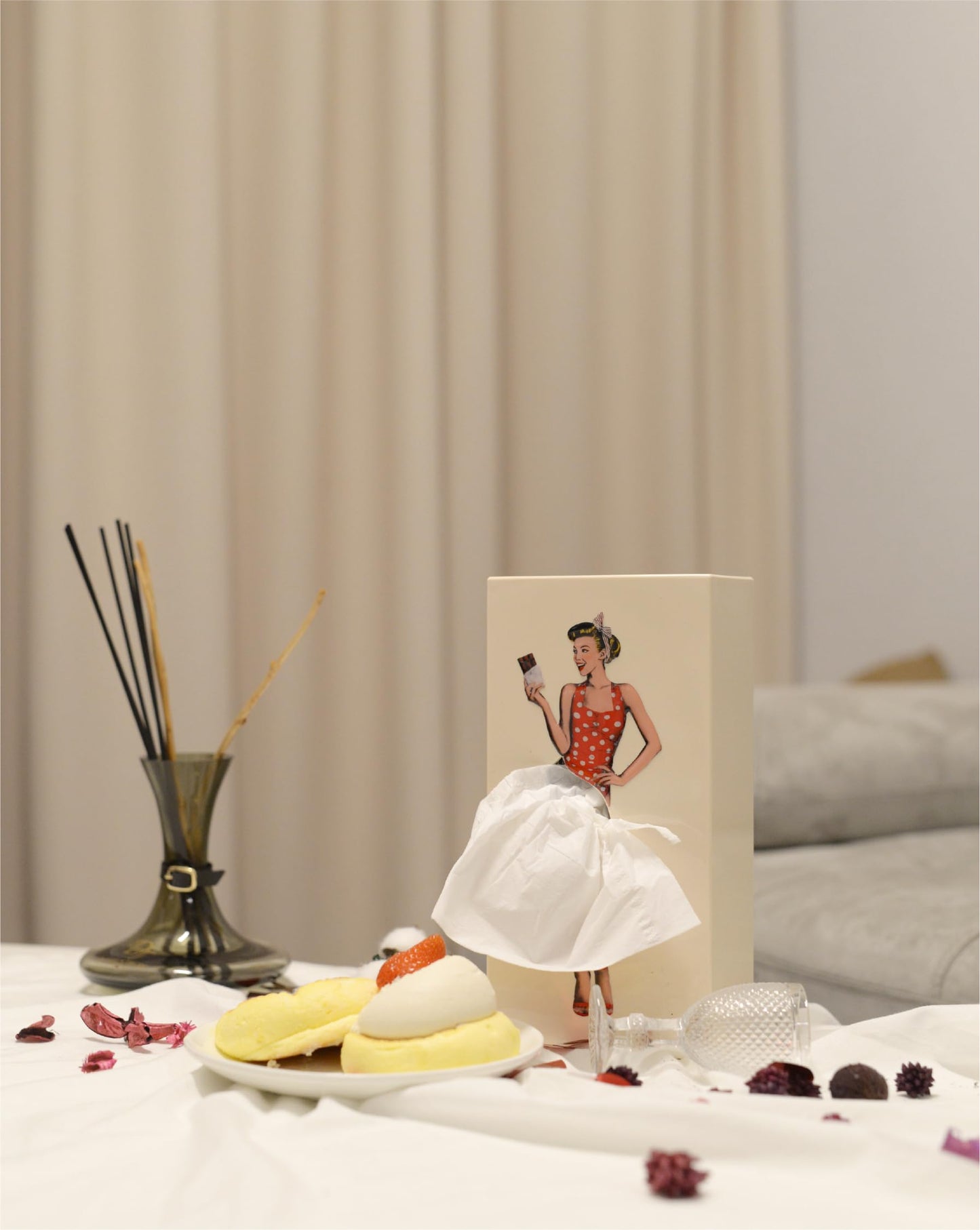 Skirt tissue box